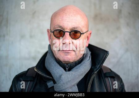 Homme chauve portant des lunettes Rotterdam, pays-Bas. Portrait d'un homme d'âge moyen, chauve, portant des lunettes devant un pilier en béton. MRYES Rotterdam NH Hotel, de rotterdammer Zuid-Holland Nederland Copyright : xGuidoxKoppesx Banque D'Images