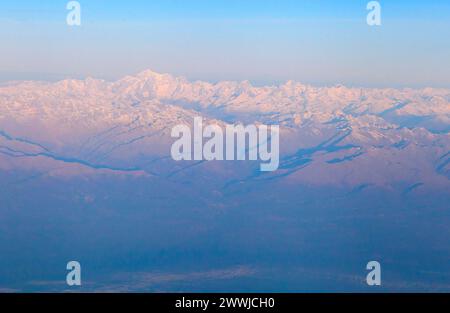 Montagnes des Alpes du Sud couvertes de neige, vue depuis l'avion Banque D'Images