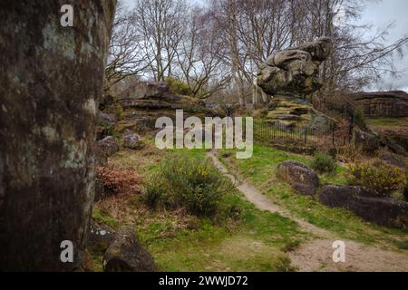 Les anciennes formations rocheuses de grès de Tunbridge Wells Rusthall Common se sont déposées pendant la période glaciaire et ont été érodées par le vent et l'eau en formes spectaculaires. Banque D'Images