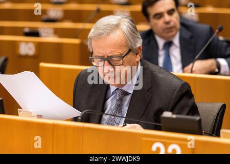 M. Jean-Claude Juncker Parlement européen, Bruxelles, M. Jean-Claude Juncker, président et président de la Commission européenne, prépare dans son banc à EuroPar l'ouverture de la séance plénière du 24 février 2016. Brussel European Parliament, place du Brussel Belgie Copyright : xGuidoxKoppesx Banque D'Images