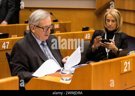 M. Jean-Claude Juncker Parlement européen, Bruxelles, M. Jean-Claude Juncker, président et président de la Commission européenne, prépare dans son banc à EuroPar l'ouverture de la séance plénière du 24 février 2016. Brussel European Parliament, place du Brussel Belgie Copyright : xGuidoxKoppesx Banque D'Images
