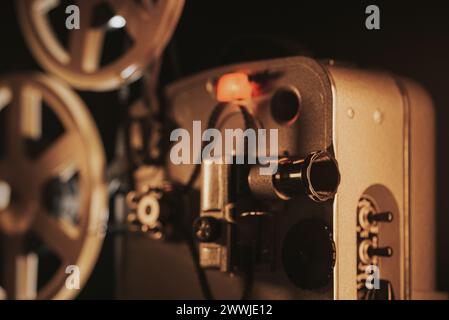 Projecteur rétro pour la lecture de films. chambre sombre. Scintillement intemporel de vieux films Banque D'Images