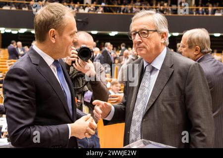 MM. Juncker et Tust rencontrent le Parlement européen, Bruxelles. MM. Jean-Claude Juncker et Donald Tusk se rencontrent, juste avant la séance préliminaire du 24 février 2016. Brussel European Parliament, place du Brussel Belgie Copyright : xGuidoxKoppesx Banque D'Images