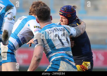 Halifax, Royaume-Uni. 24 mars 2024. Le stade Shay, Halifax, West Yorkshire, 24 mars 2024. Betfred Challenge Cup Halifax Panthers vs Catalan Dragons Tho Fages of Catalans Dragons affrontés par Ben Kavanagh et Joe Keyes of Halifax Panthers Credit : Touchlinepics/Alamy Live News Banque D'Images