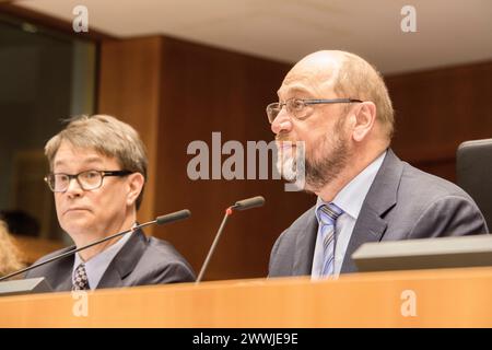 Président du Parlement européen EuroPar, Bruxelles. Le président allemand du Parlement européen, M. Martin Schulz, à son siège, lors de la séance plénière du 24 février 2016. M. Shulz est également membre du Sozialdemokratische Partei Deutschlands ou SPD. Brussel European Parliament, place du Brussel Belgie Copyright : xGuidoxKoppesx Banque D'Images