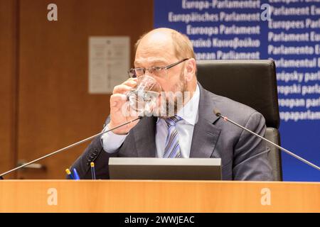 Président du Parlement européen EuroPar, Bruxelles. Le président allemand du Parlement européen, M. Martin Schulz, à son siège, lors de la séance plénière du 24 février 2016. M. Shulz est également membre du Sozialdemokratische Partei Deutschlands ou SPD. Brussel European Parliament, place du Brussel Belgie Copyright : xGuidoxKoppesx Banque D'Images