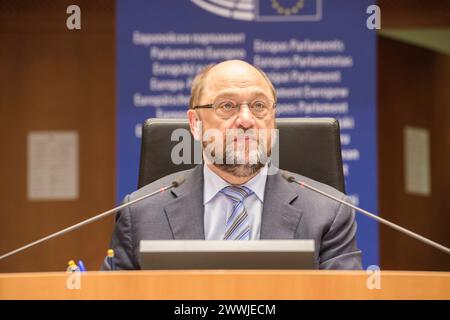 Président du Parlement européen EuroPar, Bruxelles. Le président allemand du Parlement européen, M. Martin Schulz, à son siège, lors de la séance plénière du 24 février 2016. M. Shulz est également membre du Sozialdemokratische Partei Deutschlands ou SPD. Brussel European Parliament, place du Brussel Belgie Copyright : xGuidoxKoppesx Banque D'Images
