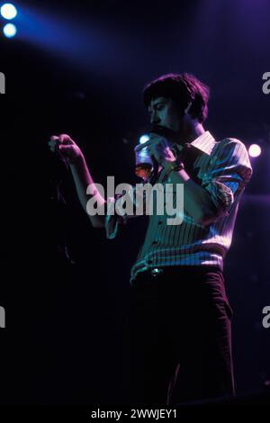 JARVIS COCKER, DIFFERENT CLASS Tour, 1996 : Jarvis Cocker du groupe Pulp Holding a fan's Brassin joue au Cardiff International Arena CIA à Cardiff, au pays de Galles, au Royaume-Uni lors du Different Class Tour le 21 février 1996. Photo : Rob Watkins. INFO : Pulp, un groupe de rock alternatif britannique formé en 1978, a gagné en importance dans l'ère Britpop des années 90. Mis en avant par Jarvis Cocker, leurs hits comme 'Common People' et des albums comme 'Different Class' définissent leur sonorité spirituelle et socialement observante, laissant une marque indélébile sur la scène musicale alternative. Banque D'Images