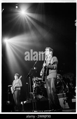 DAN WILSON, SEMISONIC, CONCERT, 2001 : Dan Wilson du groupe Semisonic de Minneapolis jouant en direct au sommet de leur renommée à Cardiff International Arena CIA à Cardiff, pays de Galles, Royaume-Uni le 14 février 2001. Photo : Rob Watkins. INFO : Semisonic, un groupe de rock américain formé en 1995 à Minneapolis, Minnesota, a gagné en renommée avec des hits comme 'Closing Time'. Leurs mélodies contagieuses et leurs paroles introspectives résonnent avec le public du monde entier. Banque D'Images