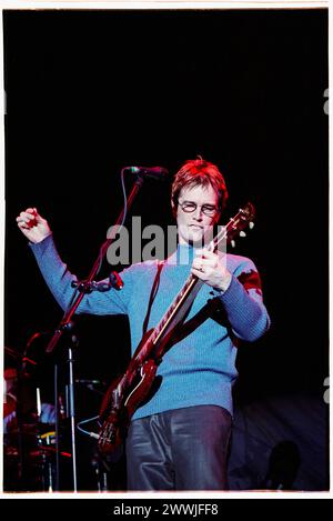 DAN WILSON, SEMISONIC, CONCERT, 2001 : Dan Wilson du groupe Semisonic de Minneapolis jouant en direct au sommet de leur renommée à Cardiff International Arena CIA à Cardiff, pays de Galles, Royaume-Uni le 14 février 2001. Photo : Rob Watkins. INFO : Semisonic, un groupe de rock américain formé en 1995 à Minneapolis, Minnesota, a gagné en renommée avec des hits comme 'Closing Time'. Leurs mélodies contagieuses et leurs paroles introspectives résonnent avec le public du monde entier. Banque D'Images