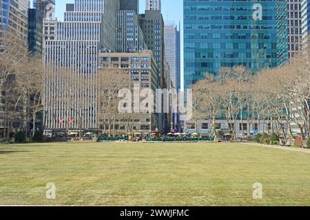 Green Glade. Printemps à Bryant Park, parc public situé dans l'arrondissement de New York à Manhattan. New York Banque D'Images