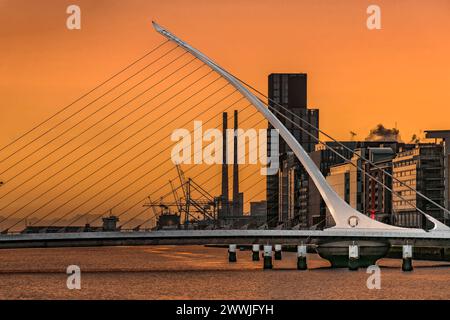 Lever du soleil à Liffey River sur les ponts de Dublin. Irlande. Banque D'Images