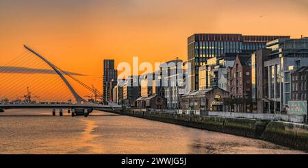 Lever du soleil à Liffey River sur les ponts de Dublin. Irlande. Banque D'Images