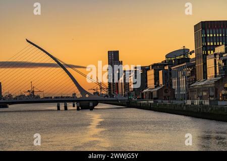 Lever du soleil à Liffey River sur les ponts de Dublin. Irlande. Banque D'Images