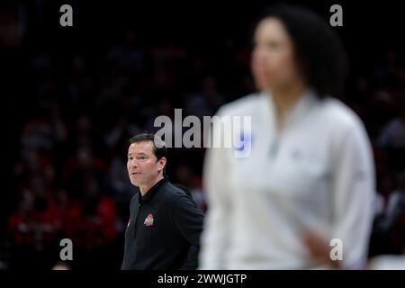 Columbus, Ohio, États-Unis. 24 mars 2024. Kevin McGuff, entraîneur-chef des Buckeyes de l'Ohio State, regarde l'action depuis la ligne de touche pendant le match entre les Duke Blue Devils et les Ohio State Buckeyes au Ohio Stadium, Columbus, Ohio. (Crédit image : © Scott Stuart/ZUMA Press Wire) USAGE ÉDITORIAL SEULEMENT! Non destiné à UN USAGE commercial ! Banque D'Images