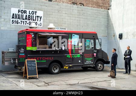 Foodtruck dans les affaires New York City, États-Unis. Deux clients masculins attendant près d'un camion alimentaire mobile pour que leurs commandes arrivent. New York Brooklyn New York États-Unis d'Amérique Copyright : xGuidoxKoppesx Banque D'Images