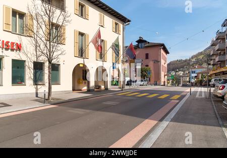 Vira Gambarogno, Tessin, Suisse - 21 mars 2024 : rue principale de Vira Gambarogno, la ville surplombe le lac majeur, quartier de Locarno dans le CA Banque D'Images