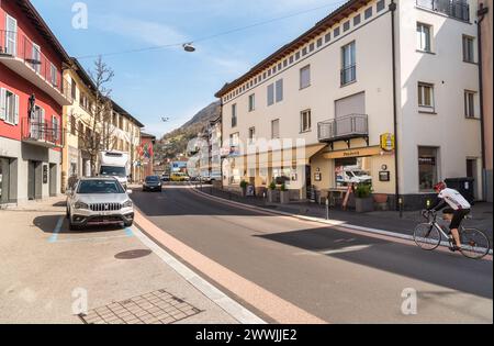 Vira Gambarogno, Tessin, Suisse - 21 mars 2024 : rue principale de Vira Gambarogno, la ville surplombe le lac majeur, quartier de Locarno dans le CA Banque D'Images