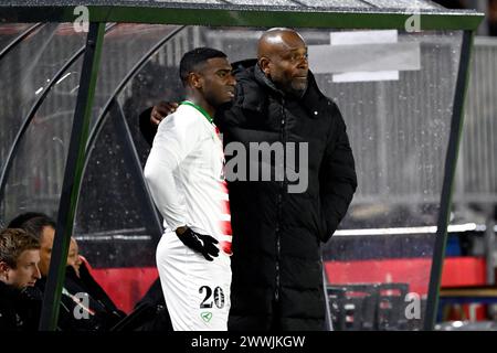 ALMERE - Tyrone Conraad du Suriname, entraîneur du Suriname Stanley Menzo lors du match international amical entre le Suriname et la Martinique au stade Almere City FC le 24 mars 2024 à Almere, aux pays-Bas. ANP | Hollandse Hoogte | GERRIT VAN COLOGNE Banque D'Images
