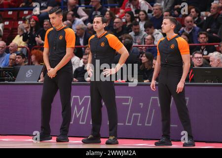 Milan, Italie. 23 mars 2024. Italie, Milan, 22 mars 2024 : Carlos Peruga, Milan Nedovic, Maxime Boubert (arbitres) pendant le match de basket EA7 Emporio Armani Milan vs Fenerbahce Beko Istanbul, EuroLeague 2023-24 round 31 (photo de Fabrizio Andrea Bertani/Pacific Press/Sipa USA) crédit : Sipa USA/Alamy Live News Banque D'Images