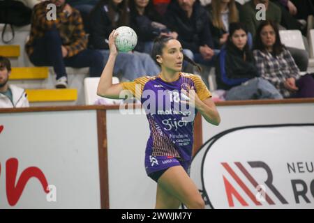 Gijón, Espagne. 23 mars 2024. Le joueur de motive.co Gijón Balonmano la Calzada, Ana Carolina Policarpo (18) avec le ballon lors de la 22ème journée de la Liga Guerreras Iberdrola 2023-24 entre motive.co Gijón Balonmano la Calzada et le KH-7 BM. Granollers, le 23 mars 2024, au Pavillon la Arena, à Gijón, Espagne. (Photo Alberto Brevers/Pacific Press/SIPA USA) crédit : SIPA USA/Alamy Live News Banque D'Images