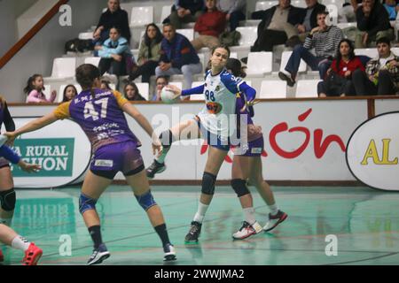 Gijón, Espagne, 23 mars 2024 : le KH-7 BM. La joueuse des Granollers, Martina Capdevila (98) tire au but lors de la 22e Journée de la Guerreras Iberdrola League 2023-24 entre motive.co Gijón Balonmano la Calzada et Kh-7 BM. Granollers, le 23 mars 2024, au Pavillon la Arena, à Gijón, Espagne. (Photo Alberto Brevers/Pacific Press/SIPA USA) crédit : SIPA USA/Alamy Live News Banque D'Images