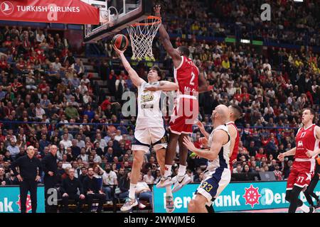 Milan, Italie. 23 mars 2024. Italie, Milan, 22 mars 2024 : Tarik Biberovic (Fenerbahce) marque 2 points dans la peinture au 3ème quart-temps lors du match de basket EA7 Emporio Armani Milan vs Fenerbahce Beko Istanbul, EuroLeague 2023-24 round 31 (photo de Fabrizio Andrea Bertani/Pacific Press/Sipa USA) crédit : Sipa USA/Alamy Live News Banque D'Images