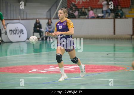 Gijón, Espagne. 23 mars 2024. Le joueur de motive.co Gijón Balonmano la Calzada, María González (10) dribble la balle lors de la 22ème Journée de la Liga Guerreras Iberdrola 2023-24 entre motive.co Gijón Balonmano la Calzada et le KH-7 BM. Granollers, le 23 mars 2024, au Pavillon la Arena, à Gijón, Espagne. (Photo Alberto Brevers/Pacific Press/SIPA USA) crédit : SIPA USA/Alamy Live News Banque D'Images