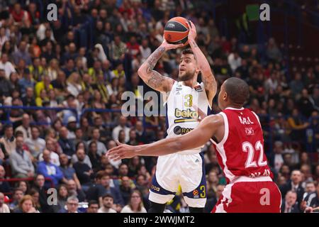 Milan, Italie. 23 mars 2024. Italie, Milan, 22 mars 2024 : Scottie Wilbekin (Fenerbahce) 3 points tirés au 3ème quart-temps lors du match de basket EA7 Emporio Armani Milan vs Fenerbahce Beko Istanbul, EuroLeague 2023-24 round 31 (photo de Fabrizio Andrea Bertani/Pacific Press/Sipa USA) crédit : Sipa USA/Alamy Live News Banque D'Images