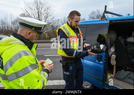 Leipzig - Großkontrolle auf der B2 BEI Leipzig : Polizei kontrolliert hunderte Autos und Fahrer 21.03.2024 gegen 10,30 Uhr Leipzig, B2 Über 100 Polizisten und Beamte des Zolls haben am Donnerstag eine Großkontrolle auf der Bundesstraße 2 in Leipzig durchgeführt. Nach Angaben von Michael Fengler, Leiter der Verkehrspolizeiinspektion, legen die Beamten beim sachsenweiten Fahndungs-und Kontrolltag vor allem den Fokus auf Autofahrer, mögliche Alkohol- und Drogenverstöße, kontrollieren aber auch unter anderem die Ladungssicherung oder das Mitführen von Warnweste und Verbandskasten. Leipzig Sachsen d Banque D'Images