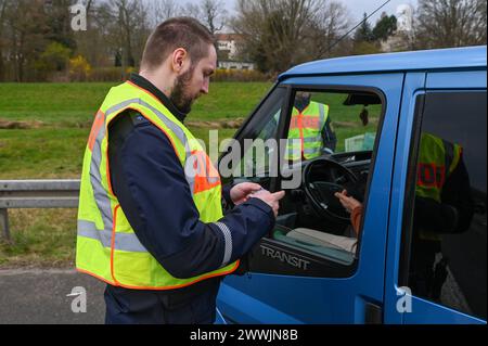 Leipzig - Großkontrolle auf der B2 BEI Leipzig : Polizei kontrolliert hunderte Autos und Fahrer 21.03.2024 gegen 10,30 Uhr Leipzig, B2 Über 100 Polizisten und Beamte des Zolls haben am Donnerstag eine Großkontrolle auf der Bundesstraße 2 in Leipzig durchgeführt. Nach Angaben von Michael Fengler, Leiter der Verkehrspolizeiinspektion, legen die Beamten beim sachsenweiten Fahndungs-und Kontrolltag vor allem den Fokus auf Autofahrer, mögliche Alkohol- und Drogenverstöße, kontrollieren aber auch unter anderem die Ladungssicherung oder das Mitführen von Warnweste und Verbandskasten. Leipzig Sachsen d Banque D'Images