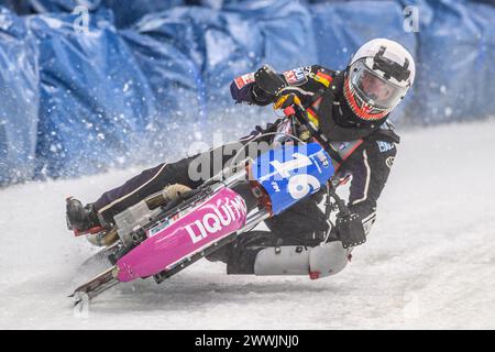 Inzell, Allemagne. Dimanche 24 mars 2024.L'Allemand Benedikt Monn (16 ans) en action lors de la finale 2 du Championnat du monde FIM Ice Speedway Gladiators au Max-Aicher-Arena, Inzell le dimanche 24 mars 2024. (Photo : Ian Charles | mi News) crédit : MI News & Sport /Alamy Live News Banque D'Images