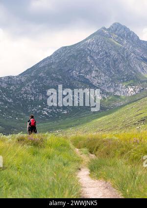 Randonneur sur la route Glen Rosa sur l'île d'Arran, Écosse, Royaume-Uni Banque D'Images