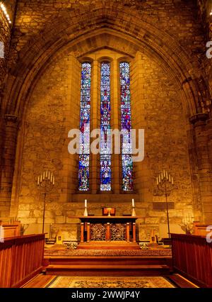 Table de communion et fenêtre est de l'intérieur de l'église de la cathédrale St Machar, Old Aberdeen, Aberdeen, Aberdeenshire, Écosse, ROYAUME-UNI Banque D'Images