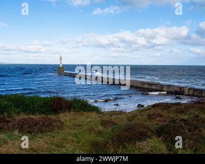 Phare et jetée d'Aberdeen South Breakwater à l'entrée du port d'Aberdeen et de la rivière Dee, Torry, Aberdeen, Aberdeenshire, Écosse, ROYAUME-UNI Banque D'Images