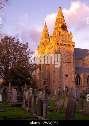 Le front ouest et le cimetière de l'église de la cathédrale St Machar au coucher du soleil, la Chanonry, Old Aberdeen, Aberdeen, Aberdeenshire, Écosse, ROYAUME-UNI Banque D'Images