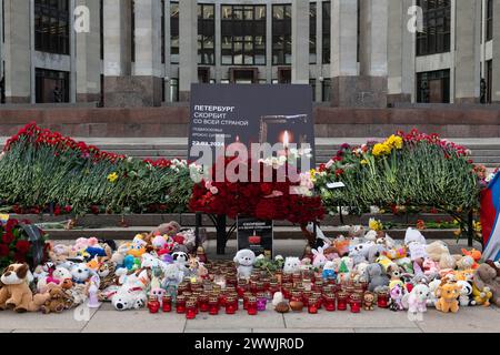 Prog Pétersbourg, Russie. 24 mars 2024. Une vue du mémorial de fortune aux victimes de l'attentat terroriste dans la salle de concert 'Crocus City Hall' dans la région de Moscou. En Russie, le 24 mars est un jour de deuil national pour les victimes de l'attaque terroriste. Crédit : SOPA images Limited/Alamy Live News Banque D'Images