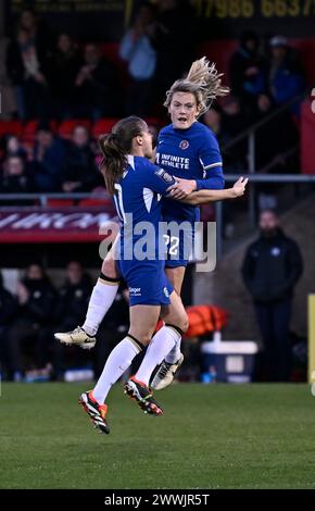 Dagenham, Royaume-Uni. 24 mars 2024. Super League pour femme. West Ham V Chelsea. Chigwell construction Stadium. Dagenham. OBJECTIF. La marqueuse du deuxième but de Chelsea Erin Cuthbert (Chelsea, 22) saute pour célébrer avec Guro Reiten (Chelsea, 11) lors du match de Super League des femmes de West Ham V Chelsea au Chigwell construction Stadium, Dagenham. Crédit : Sport in Pictures/Alamy Live News Banque D'Images