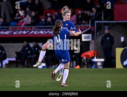 Dagenham, Royaume-Uni. 24 mars 2024. Super League pour femme. West Ham V Chelsea. Chigwell construction Stadium. Dagenham. OBJECTIF. La marqueuse du deuxième but de Chelsea Erin Cuthbert (Chelsea, 22) saute pour célébrer avec Guro Reiten (Chelsea, 11) lors du match de Super League des femmes de West Ham V Chelsea au Chigwell construction Stadium, Dagenham. Crédit : Sport in Pictures/Alamy Live News Banque D'Images