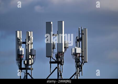 Dagenham, Royaume-Uni. 24 mars 2024. Super League pour femme. West Ham V Chelsea. Chigwell construction Stadium. Dagenham. Mâts de téléphone portable pendant le match de Super League Womens de West Ham V Chelsea au stade de construction de Chigwell, Dagenham. Crédit : Sport in Pictures/Alamy Live News Banque D'Images