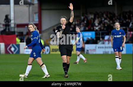 Dagenham, Royaume-Uni. 24 mars 2024. Super League pour femme. West Ham V Chelsea. Chigwell construction Stadium. Dagenham. Megan Wilson (arbitre) lors du match de Super League Womens de West Ham V Chelsea au Chigwell construction Stadium, Dagenham. Crédit : Sport in Pictures/Alamy Live News Banque D'Images