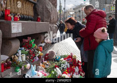 Prog Pétersbourg, Russie. 24 mars 2024. Les gens déposent des fleurs sur les mémoriaux de fortune pour les victimes de l'attentat terroriste dans la salle de concert 'Crocus City Hall' dans la région de Moscou. En Russie, le 24 mars est un jour de deuil national pour les victimes de l'attaque terroriste. (Photo par Andrei Bok/SOPA images/SIPA USA) crédit : SIPA USA/Alamy Live News Banque D'Images