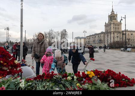 Prog Pétersbourg, Russie. 24 mars 2024. Les gens déposent des fleurs sur les mémoriaux de fortune pour les victimes de l'attentat terroriste dans la salle de concert 'Crocus City Hall' dans la région de Moscou. En Russie, le 24 mars est un jour de deuil national pour les victimes de l'attaque terroriste. (Photo par Andrei Bok/SOPA images/SIPA USA) crédit : SIPA USA/Alamy Live News Banque D'Images