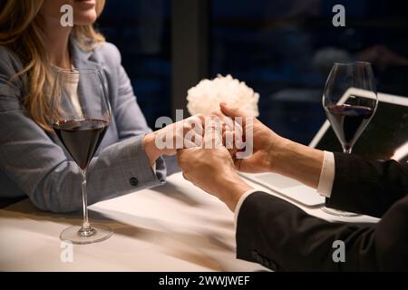 L'homme tient doucement les mains d'une dame Banque D'Images