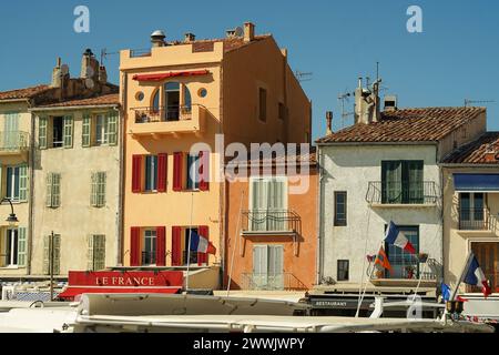 Cassis, Provence, France - 21 juin 2021 : belle ville de pêcheurs historique avec restaurants et plages, destination de vacances d'été populaire Banque D'Images