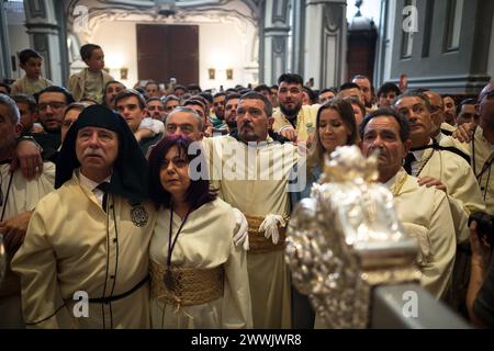 Malaga, Espagne. 24 mars 2024. L'acteur espagnol Antonio Banderas est vu chanter à côté de son couple Nicole Kimpel et avec d'autres pénitents à l'intérieur d'une église après l'annulation de la procession de la confrérie Lagrimas y favores en raison de la pluie pendant les célébrations de la semaine Sainte le dimanche des Rameaux. Des milliers de fidèles attendent pour voir les processions avec les statues du Christ et de la Vierge Marie dans le cadre des célébrations traditionnelles de la semaine Sainte. Crédit : SOPA images Limited/Alamy Live News Banque D'Images