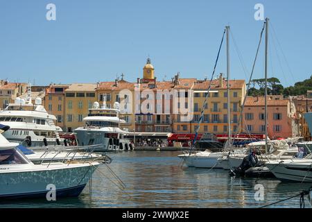 Saint Tropez, Provence, France - 21 juin 2021 : célèbre Port populaire de Saint-Tropez, pittoresque, café et boutiques bordé du port, pupular luxueux et y Banque D'Images