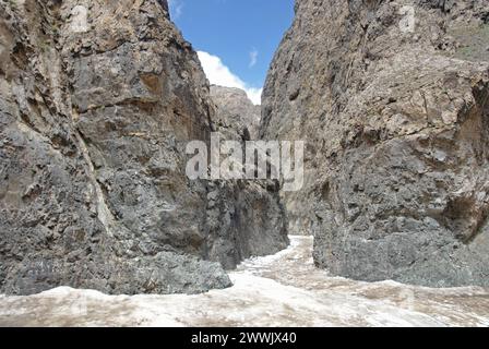 Yolyn am - gorge dans les montagnes Gurvan Saikhan du sud de la Mongolie. Banque D'Images