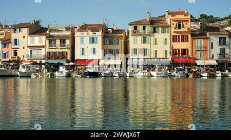Cassis, Provence, France - 21 juin 2021 : belle ville de pêcheurs historique avec restaurants et plages, destination de vacances d'été populaire Banque D'Images