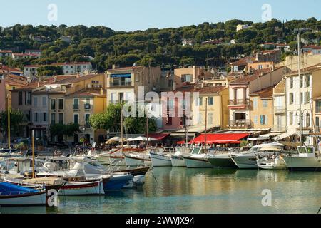 Cassis, Provence, France - 21 juin 2021 : belle ville de pêcheurs historique avec restaurants et plages, destination de vacances d'été populaire Banque D'Images